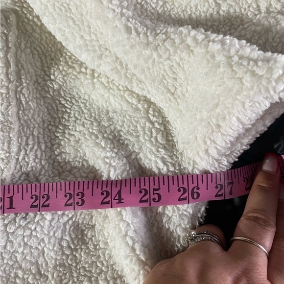 Pac Sun Unisex Faux Fur White Shacket I Size: M/L - Picture 10 of 14